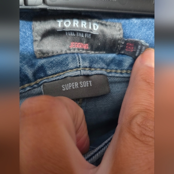 🍁🍂Torrid 18r Jegging Skinny Super Soft High-Rise Destructed Jean - Picture 3 of 6